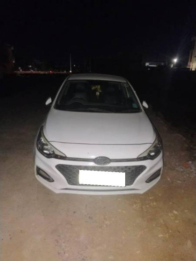 https://images10.gaadi.com/usedcar_image/4557855/original/processed_e2e1547f-07f2-4466-94f2-752c10b5bab7.jpg?imwidth=6400