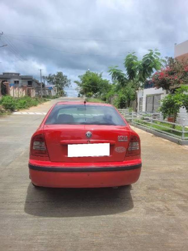 https://images10.gaadi.com/usedcar_image/4557961/original/processed_03a84d63-2506-4aec-b5b5-34b3a73b62aa.jpg?imwidth=6402