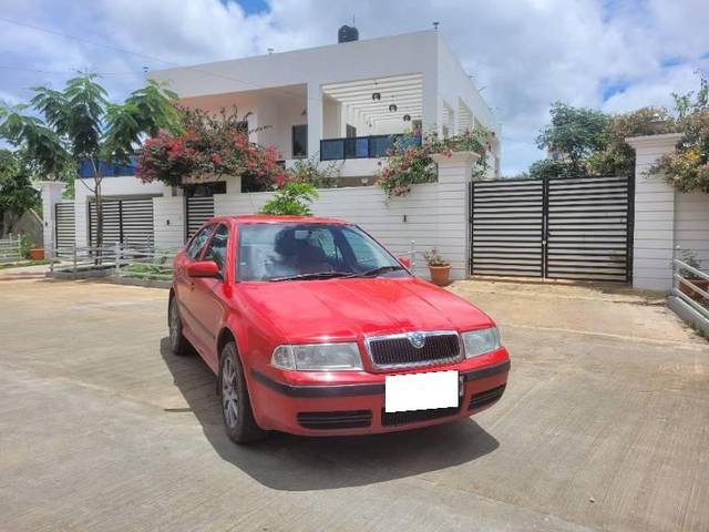 https://images10.gaadi.com/usedcar_image/4557961/original/processed_f5e8b797-7198-40f7-847f-7f14752cf415.jpg?imwidth=6400