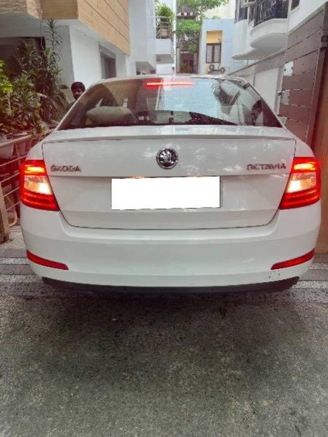 https://images10.gaadi.com/usedcar_image/4558210/original/processed_e16df17d-7db0-4c72-80f8-817158ed0e8f.jpeg?imwidth=6401