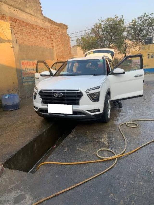 https://images10.gaadi.com/usedcar_image/4558505/original/processed_e7ebc56f-d458-4a7f-b36a-6a62bc74b606.jpeg?imwidth=6401