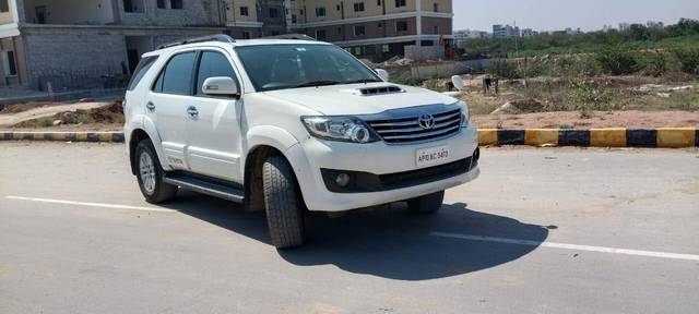 https://images10.gaadi.com/usedcar_image/4558613/original/processed_9843bde922bbae326a96b4a19d6deb5a.jpg?imwidth=6402