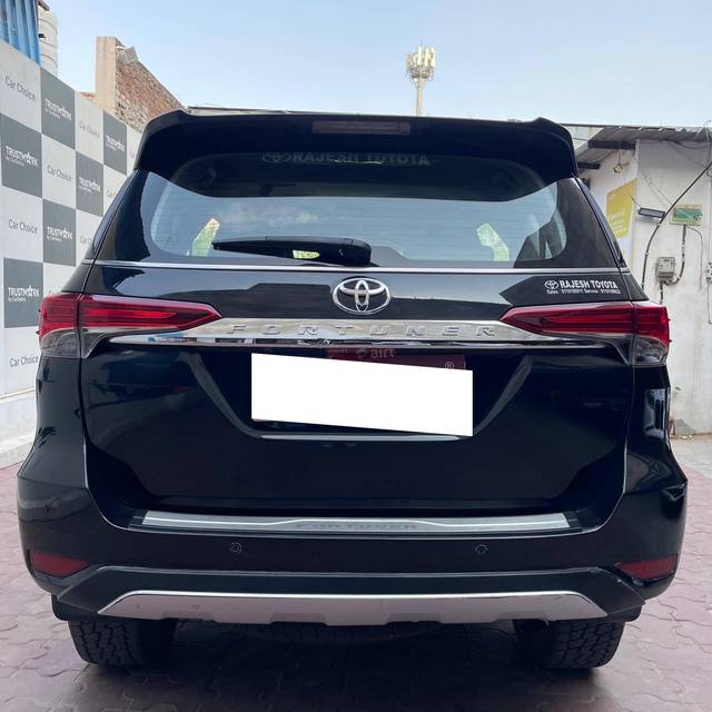 https://images10.gaadi.com/usedcar_image/4558716/original/processed_39cc3dd3ad55482c80874dd329d7d2fd.jpg?imwidth=6402
