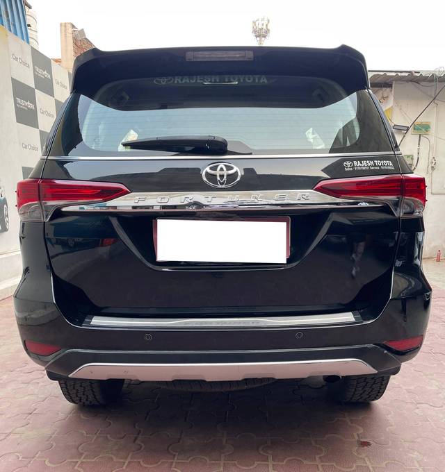 https://images10.gaadi.com/usedcar_image/4558716/original/processed_51fdfe9ba7bcf338534f5faff8814998.jpg?imwidth=6402