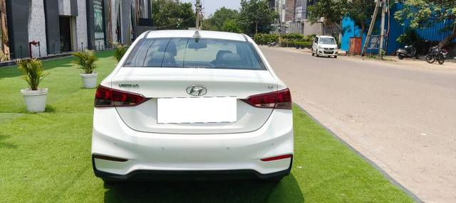 https://images10.gaadi.com/usedcar_image/4558717/original/processed_1cc00a29acbc90478889c76a8cb47400.jpg?imwidth=6401