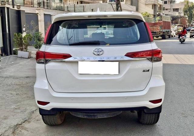 https://images10.gaadi.com/usedcar_image/4558723/original/processed_9e8652c345998842058dc0d291e6af27.jpg?imwidth=6401