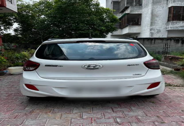 https://images10.gaadi.com/usedcar_image/4558881/original/e7e4a5fd-2280-4d29-929d-ac9cfb0cc365.?imwidth=6400