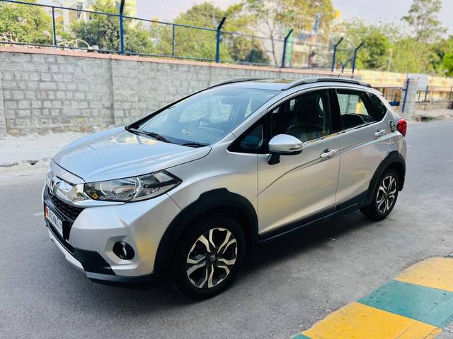 https://images10.gaadi.com/usedcar_image/4558938/original/8b83d9fea22be257a4dda29167b3902f.jpg?imwidth=6400