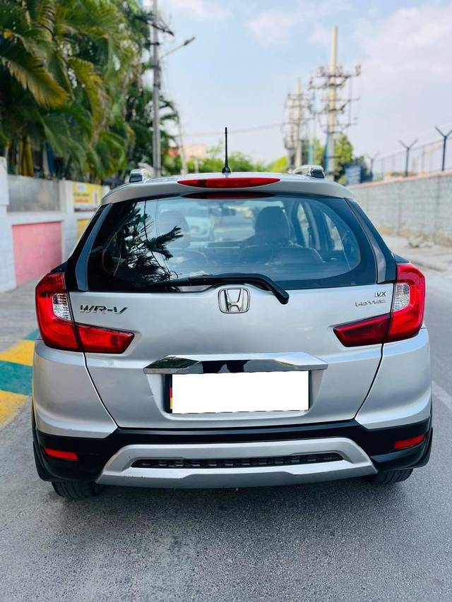 https://images10.gaadi.com/usedcar_image/4558938/original/processed_bd3c72f4d8e7cd35f16e94920d584fd0.jpg?imwidth=6401