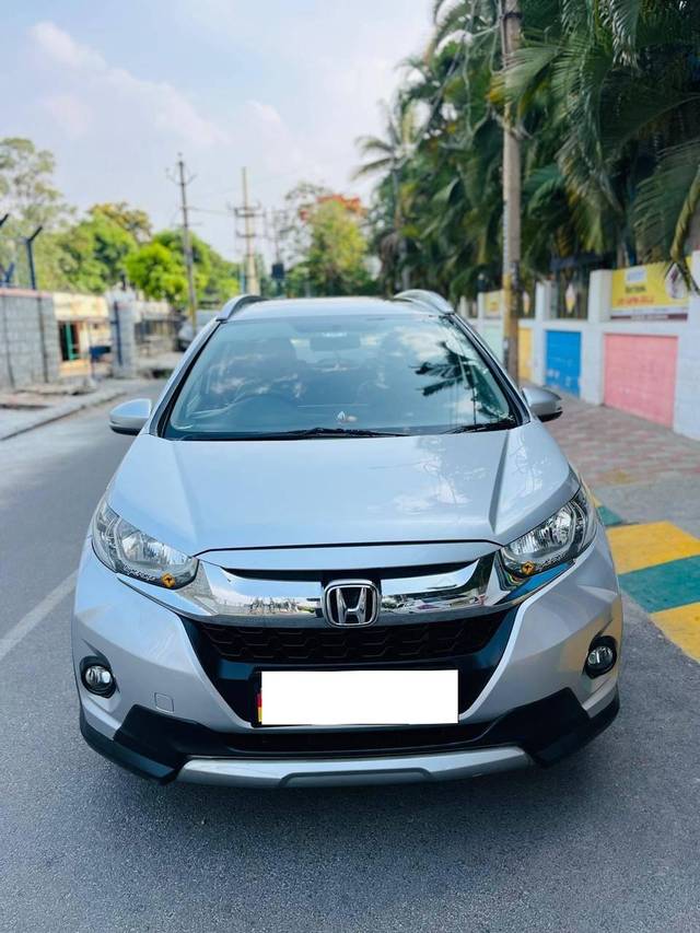 https://images10.gaadi.com/usedcar_image/4558938/original/processed_dcab2298df55a0852430766240076efb.jpg?imwidth=6402