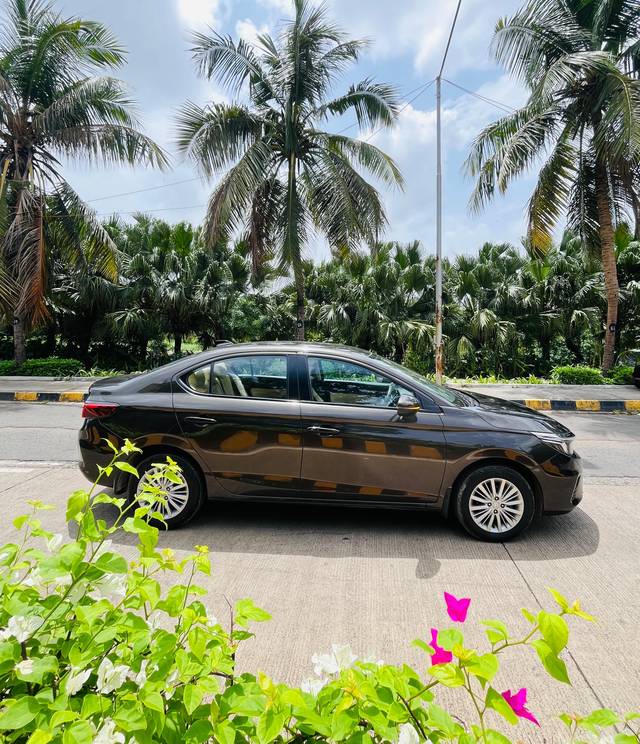 https://images10.gaadi.com/usedcar_image/4559022/original/b325839c9d454f2300db51974b3a8d85.jpeg?imwidth=6401