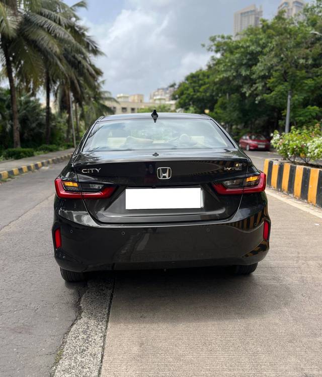 https://images10.gaadi.com/usedcar_image/4559022/original/processed_edc36a5d1027b757dd13036251832d8a.jpeg?imwidth=6402