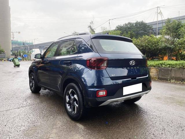 https://images10.gaadi.com/usedcar_image/4559026/original/processed_39f4325bd40631ceffe1e5d33828f9cf.jpg?imwidth=6402