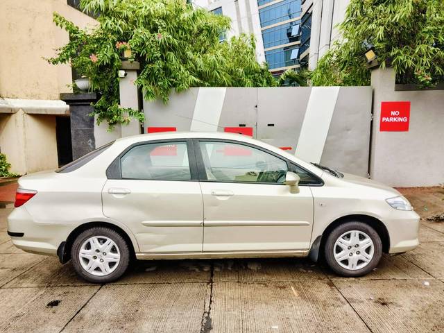 https://images10.gaadi.com/usedcar_image/4559100/original/processed_f4ae970a95b6834d942528b06e9b935b.jpg?imwidth=6401