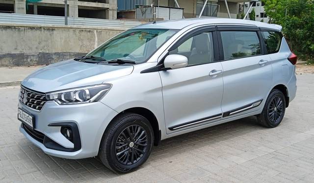 https://images10.gaadi.com/usedcar_image/4559142/original/44baf3380927d3a5f33dca94a633ea59.jpg?imwidth=6402
