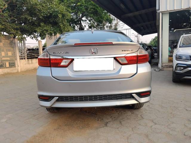 https://images10.gaadi.com/usedcar_image/4559165/original/processed_b30f747d7d891c5f342de1689559e050.jpeg?imwidth=6402
