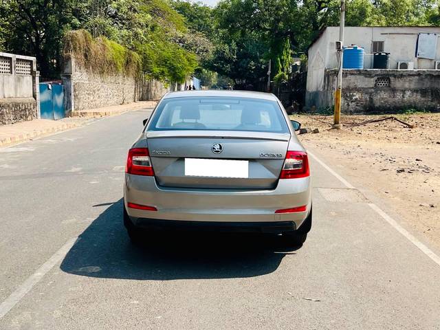 https://images10.gaadi.com/usedcar_image/4559297/original/processed_bd17b82a-0e07-45ec-afb4-b19a0c917925.jpg?imwidth=6402