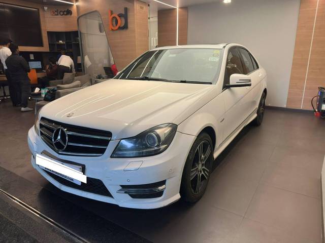 https://images10.gaadi.com/usedcar_image/4559311/original/processed_bd9fec28d3672284aa27b522257f8407.jpeg?imwidth=6402