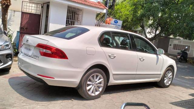 https://images10.gaadi.com/usedcar_image/4559321/original/processed_227ad3b4209ab086752cc5211821668f.jpeg?imwidth=6402