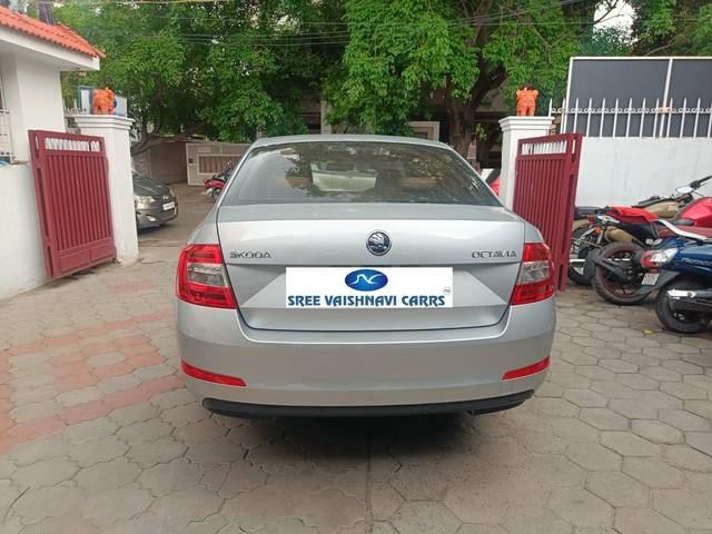 https://images10.gaadi.com/usedcar_image/4559346/original/processed_c97b56fa4b26c8bd216b3a42202ec3e3.jpeg?imwidth=6401