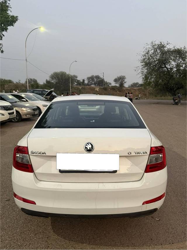 https://images10.gaadi.com/usedcar_image/4559370/original/processed_d0c6fd95-6477-4663-a566-409f0d076493.jpg?imwidth=6401