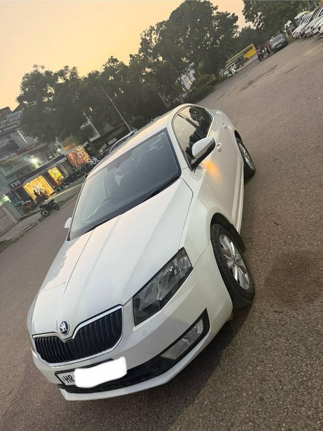 https://images10.gaadi.com/usedcar_image/4559370/original/processed_ef7d5ca8-9483-4a26-8bad-955d7b5bfeff.jpg?imwidth=6402