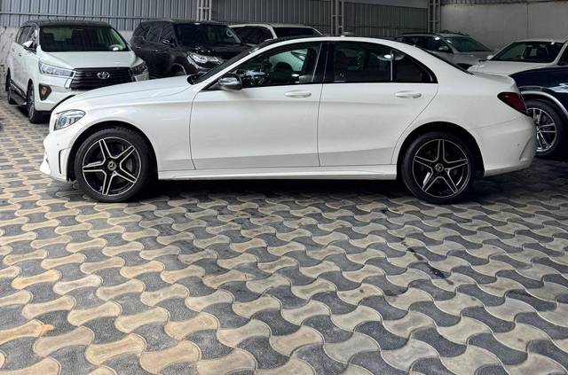 https://images10.gaadi.com/usedcar_image/4559494/original/processed_0c228bb0630cffd60a2abee1fdb07483.jpg?imwidth=6402