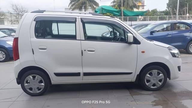 https://images10.gaadi.com/usedcar_image/4559496/original/processed_081b7a794e2aaf04cb625ce6ebc8dcba.jpg?imwidth=6401