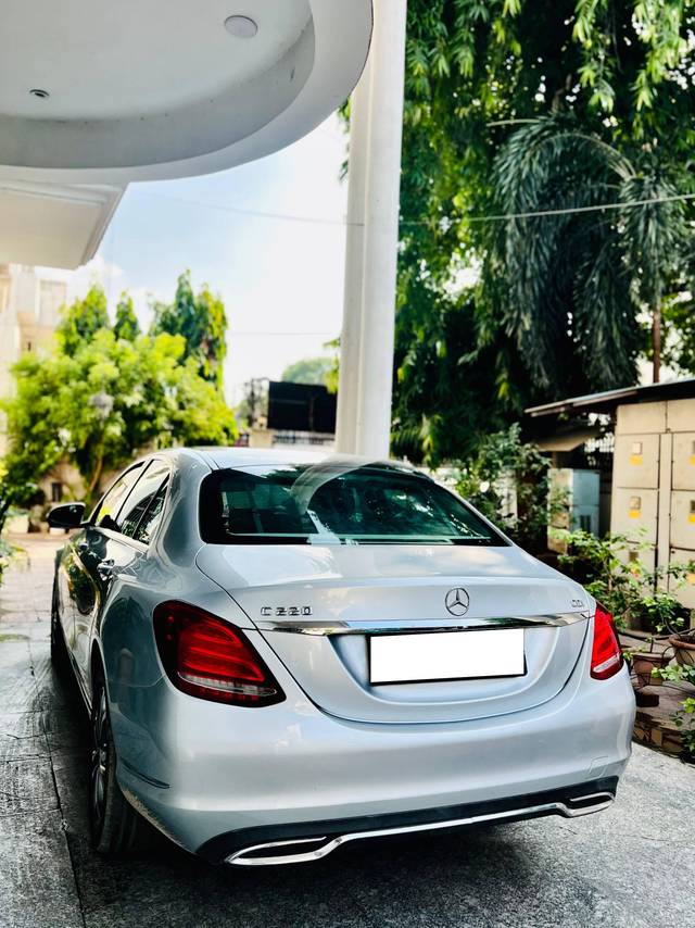 https://images10.gaadi.com/usedcar_image/4559510/original/processed_579caf33-4aaf-41c0-9de2-1c634afc1083.jpg?imwidth=6402