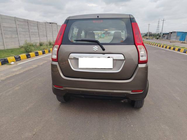 https://images10.gaadi.com/usedcar_image/4559617/original/processed_98ce475e75a74301443e6ec79b38561f.jpg?imwidth=6402