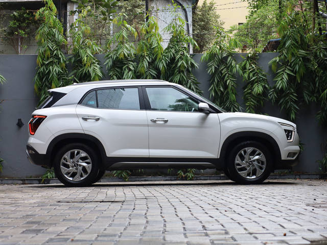https://images10.gaadi.com/usedcar_image/4559628/original/79d91899e5b5cbc84d506b63cca12fdd.jpg?imwidth=6401