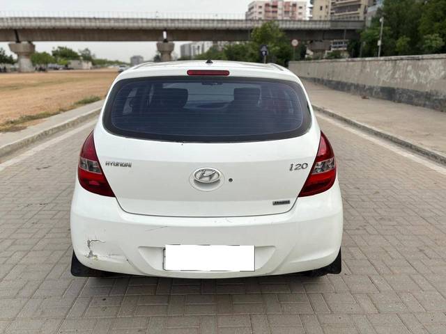 https://images10.gaadi.com/usedcar_image/4559638/original/processed_97195a832895e8cc14eb108cdf2d6fc2.jpg?imwidth=6402