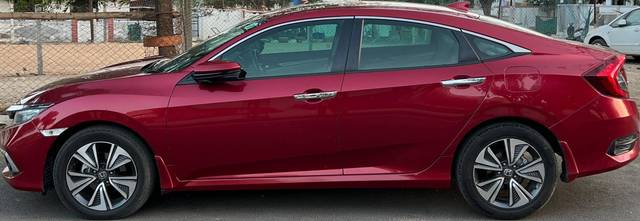 https://images10.gaadi.com/usedcar_image/4559678/original/processed_e8ad83d5-682b-4bbe-83f4-5a8ad08b8032.jpg?imwidth=6402