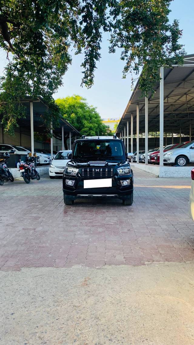 https://images10.gaadi.com/usedcar_image/4559682/original/processed_c90efc6e-eb39-4ea8-9ef7-a69140476310.jpg?imwidth=6400