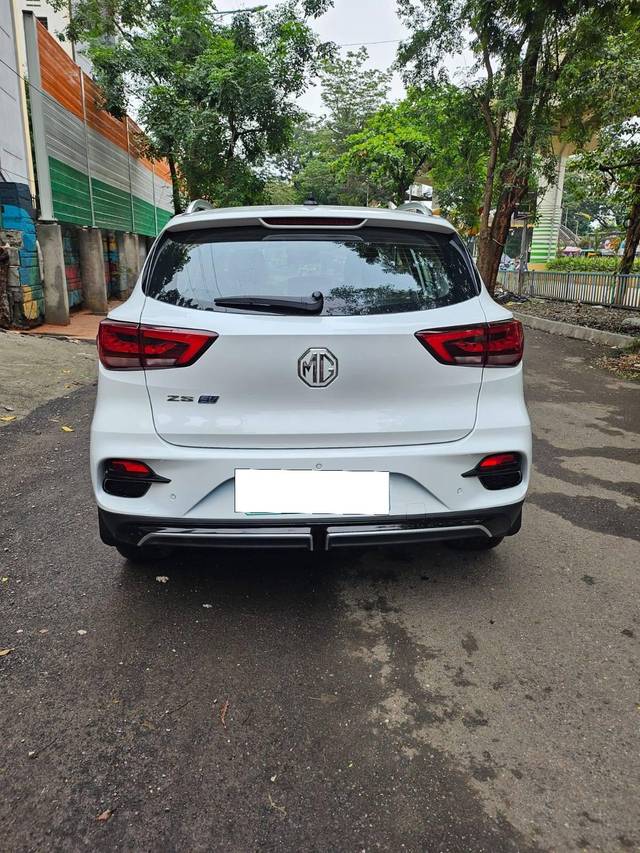 https://images10.gaadi.com/usedcar_image/4559686/original/processed_a853620efbd81d0ecb2d7f78b61f4a16.jpg?imwidth=6402