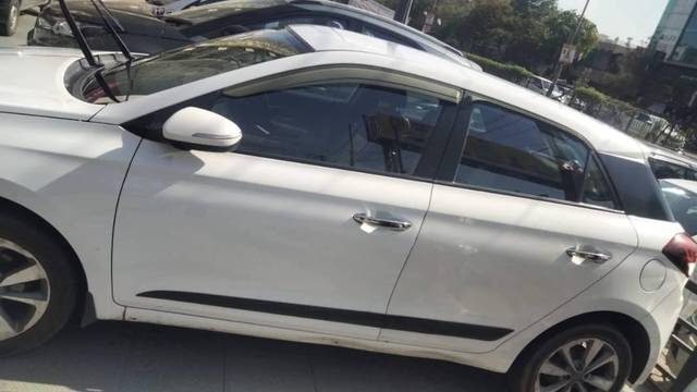 https://images10.gaadi.com/usedcar_image/4559743/original/processed_19234a9b-815e-4add-a573-ed808a713671.jpg?imwidth=6400