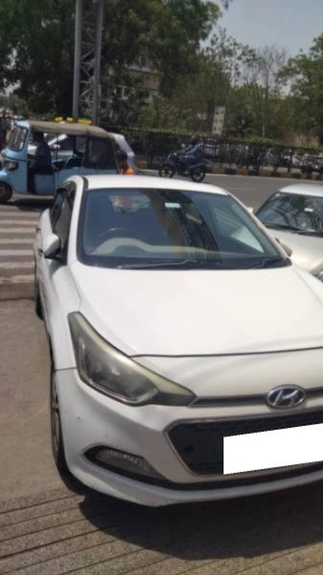https://images10.gaadi.com/usedcar_image/4559743/original/processed_ec775163-6c9b-425d-8b2d-6cb03ed1be9c.jpg?imwidth=6402