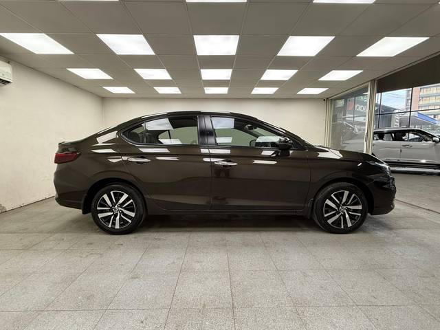 https://images10.gaadi.com/usedcar_image/4559750/original/processed_48f4ca0154b5dd63bc31f56d8e721800.jpg?imwidth=6401