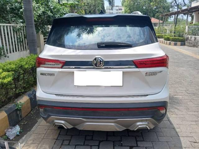 https://images10.gaadi.com/usedcar_image/4559759/original/processed_4ed94a79-c0e9-4d2d-bd12-79dc83bd4eb4.jpg?imwidth=6401