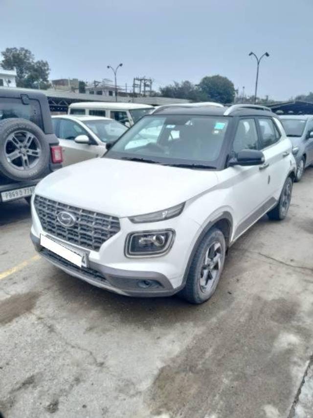 https://images10.gaadi.com/usedcar_image/4559837/original/processed_7a857743-e3c5-42c1-84a8-ae7b6ae4b6cf.jpg?imwidth=6402