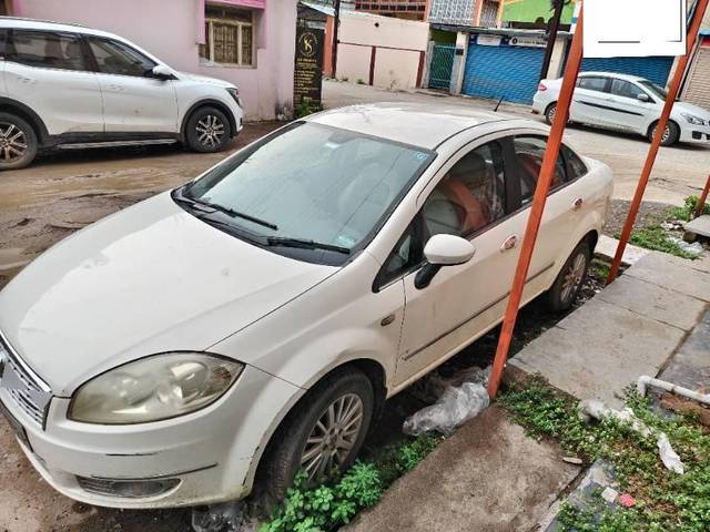 https://images10.gaadi.com/usedcar_image/4559846/original/processed_a9b76b69-29ea-4807-a7b3-75b8ddcce660.jpg?imwidth=6402