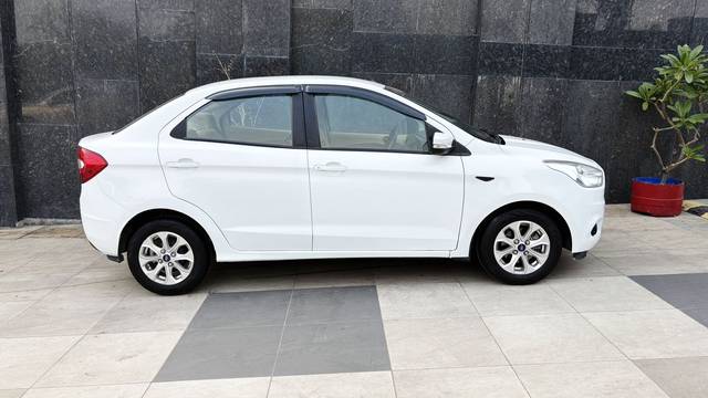 https://images10.gaadi.com/usedcar_image/4559854/original/d0d11fdf618c8b9df8bbcbf8b2695a5a.jpg?imwidth=6401