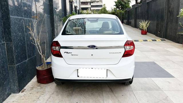 https://images10.gaadi.com/usedcar_image/4559854/original/processed_01536e20a83e5e6c80bb98ea1c2d4662.jpg?imwidth=6402