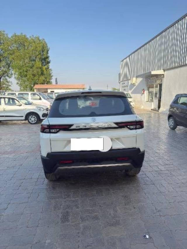 https://images10.gaadi.com/usedcar_image/4559929/original/processed_794204ea-9b4f-4358-ab88-4607b91a1fb8.jpeg?imwidth=6401