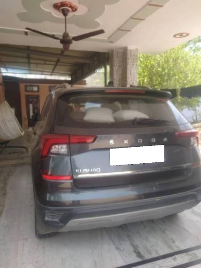 https://images10.gaadi.com/usedcar_image/4559945/original/processed_b2a3c184-0c5b-4761-bff5-d63ba4fa8a28.jpg?imwidth=6401