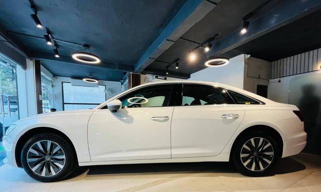https://images10.gaadi.com/usedcar_image/4559947/original/processed_50e3f5cfdaa75dd143e4979b5ebc02e4.jpg?imwidth=6402