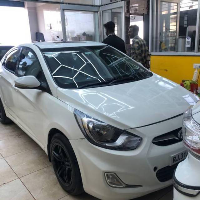 https://images10.gaadi.com/usedcar_image/4560141/original/processed_59ac9d0b-6277-4544-8040-1d55e2c82379.jpg?imwidth=6400