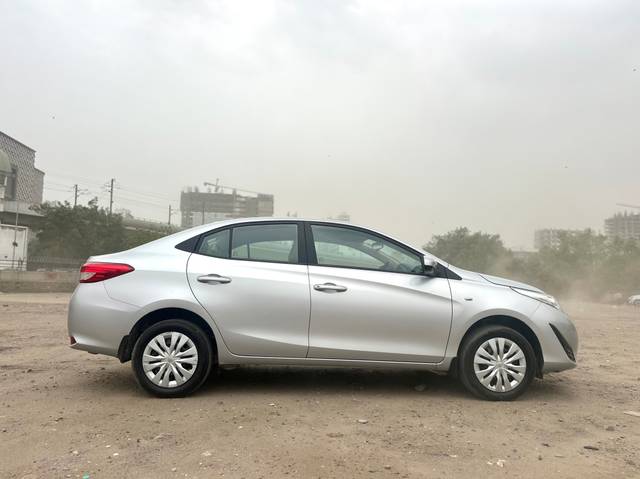 https://images10.gaadi.com/usedcar_image/4560188/original/b5037980-41d3-4337-b883-8bdac15f6e34.jpg?imwidth=6401