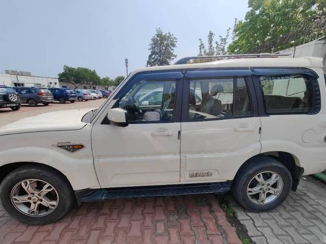 https://images10.gaadi.com/usedcar_image/4560474/original/processed_204e66e0-2351-49f0-939b-0f59c90b283e.jpg?imwidth=6402