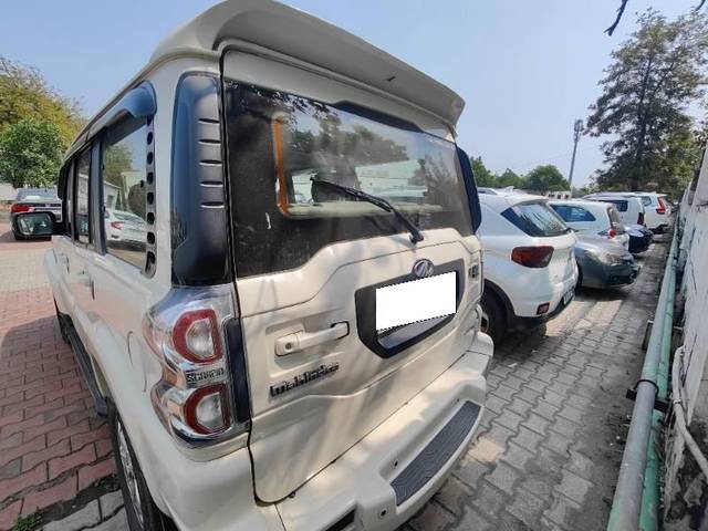 https://images10.gaadi.com/usedcar_image/4560474/original/processed_64e1bb05-18c2-4500-a2be-afb0938d488e.jpg?imwidth=6400